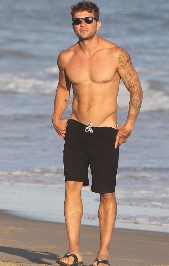 thedailyedition:  The Daily Edition - Out &amp; About the sexy Ryan Phillippe