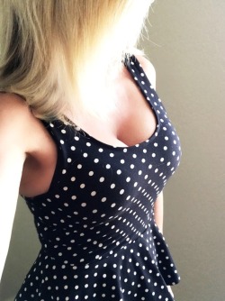 curiouswinekitten2:  🔘Lots of dots for Cleavage Sunday🔘  (how you Sunday is spotacular, cwk!)  💕💕💕.   @mrsrobin5on you look stunning as usual.  You are the best!