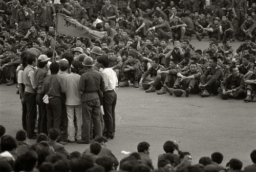 Tranquil if not peaceful moments on Tian’an Men (天安门广场) in Beijing on June 4, 1989. Found on Robert 