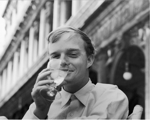 Aceita um gole? De todas as nacionalidades, escritores sempre afinados com o copo.
1.Truman Capote; 2. Jack Kerouac; 3. Roberto Bolaño; 4. Charles Bukowski; 5. Vinicius de Moraes; 6. Tennessee Williams; 7. Dylan Thomas; 8. Ernest Hemingway; 9....