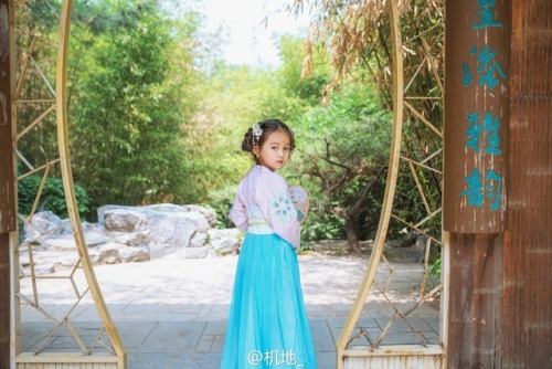 hanfugallery:little girl in blue ruqun by 机地