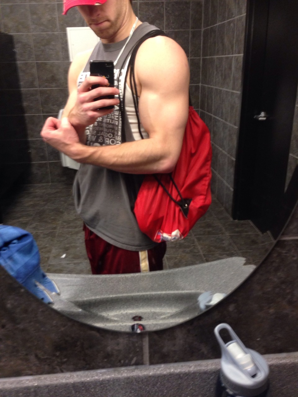 romancingthelookyloos:  I know I shouldn’t have taken pics with a pump….Biceps