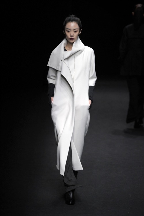 blackkatt:  Leyii  F/W 2012-13 Seoul Fashion Week 