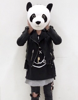 aquatty:  death-by-elocution:  🐼  Daily streetwear over here @aquatty 