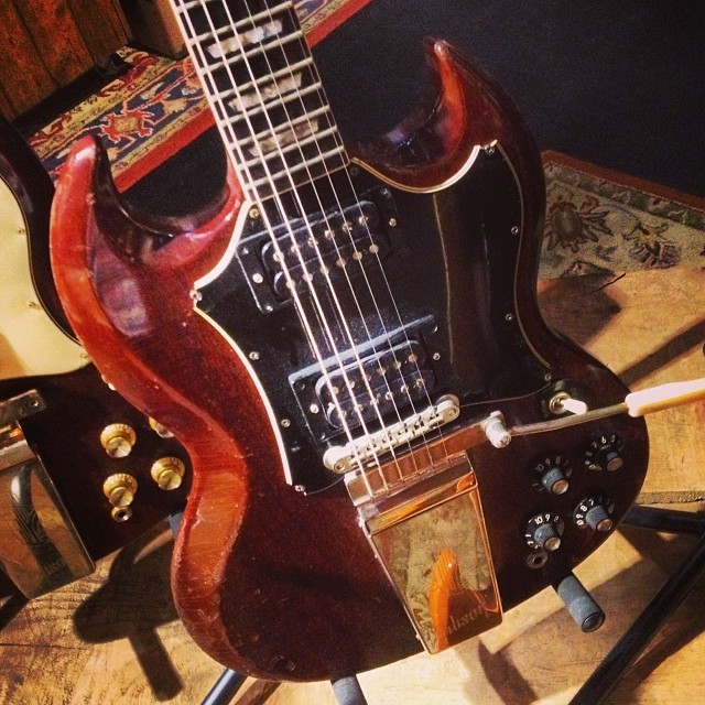 Havbrasme Fremhævet evne A sweet, beat-up and modded Gibson SG. #guitar... - Mike & Mike's Guitar Bar