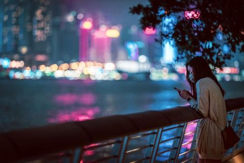 Communication at night harbour #hongkong #discoverhokgkong #nightshooters #streetphotography #theima