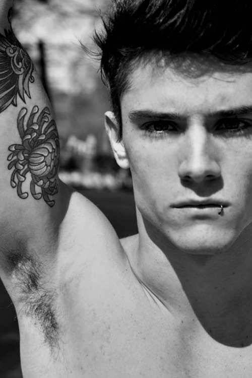 tgrade5:  breezyashell:  mysteriousmitch:  fuck  oh hi me  It’s Diego, looking sexy.