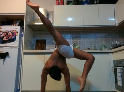 trapezelove:  Saturday night handstand session tout seul.