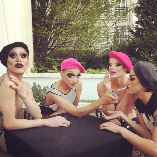 princess-glitter-tits:  The gurls in France