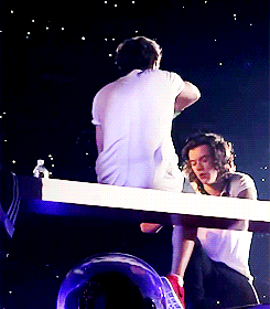 fyonedirection:  harry tying and kissing niall’s shoe | houston 
