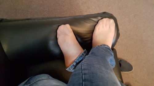 Nylon feet selfies at a friends home… Hes always horny when i’m around. His girlfriend hates me