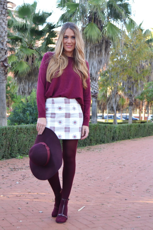 tightsobsession:  Burgandy, maroon, burgandy. Via Guapa Y Con Estilo. 