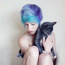 tanahelene:   I tried to take a cute self portrait with Khaleesi but she wouldn’t look at the camera so neither did I.  