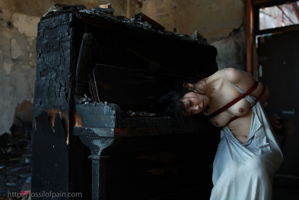 fossilofpain:  model: domani / photography by 石舟煌 Koh Ishifune http://fossilofpain.com