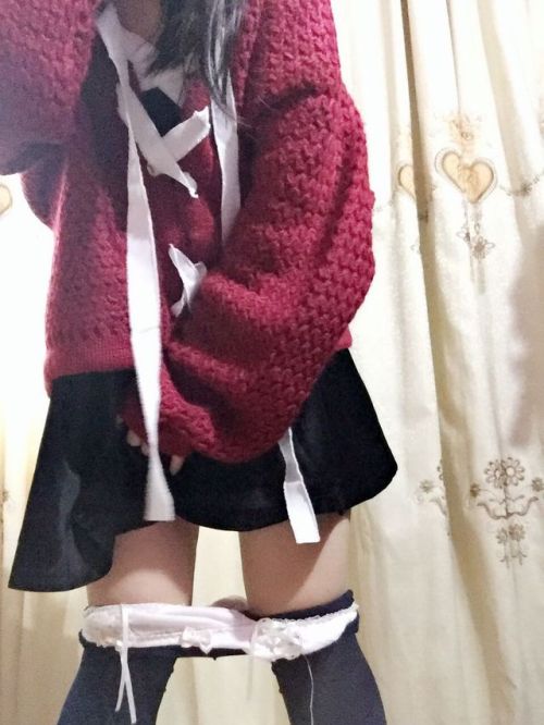 有没有小哥哥想买原味裤裤和袜袜的，酷爱来联系我呀！小裙子的尾款欠了好多，哭唧唧