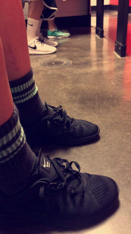 girls-on-the-loo: Pre Game Poops