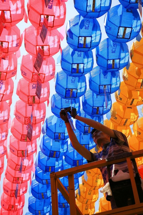 mymodernmet:Colorful canopy of lanterns in Seoul, South Korea.