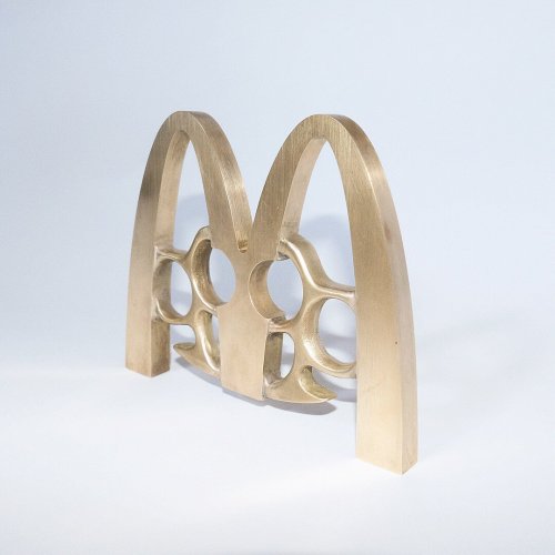 Tom Galle, Moises Sanabria, Alyssa Davis - McDonald’s Brass Knuckles, 2017(11,4 x 14 x 1,3 cm) editi