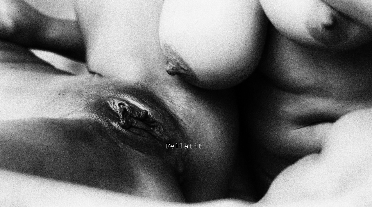 fellatit:E’ la prima foto di “intimità tra donne” che ho avuto l’occasione
