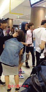  kai grabbing a fistful of the stylist noona’s hair… 