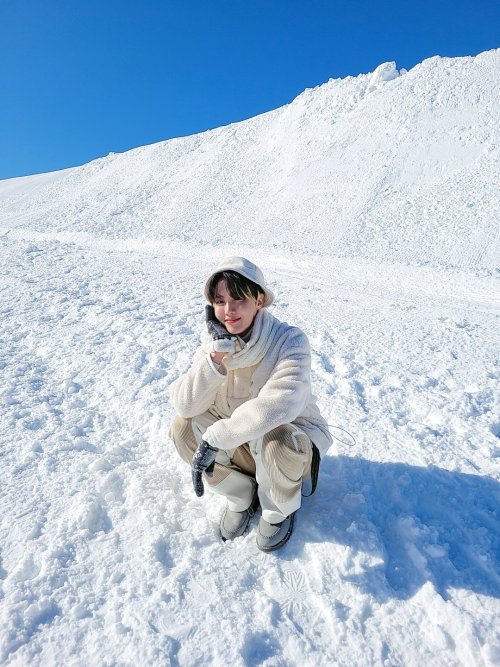 210130 Hoseok’s Tweet아미의 흰둥이❄⛄ARMY’s little cutie in all white❄⛄(T/N: Hoseok said &ldquo