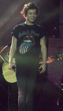 hrryedwards:  HARRY ON TMH TOUR ???!??!? 