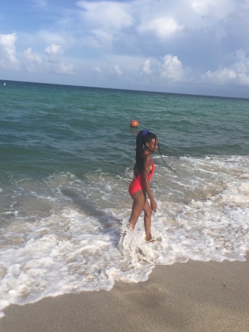 sincerelyemoni:  Don’t really know what’s behind the shoreline, but I wanna be there. Carefree. Alive. 🌊✨