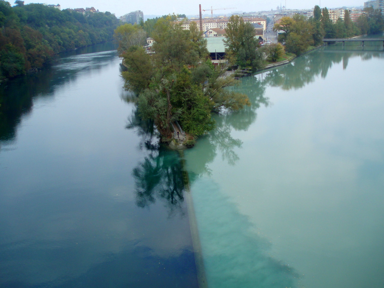 littleredteafox:  sixpenceee:  Two rivers meet in Switzerland. The blue water on