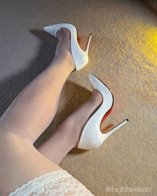 Snow White at Easter #snowwhite #highheelsart #highheels #highheelpumps #whitepumps #whitestockings 