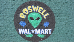 v-e-r-o-n-i-c-a:  snoopdogg420:  aliensno:  Walmart in Roswell, NM  can u imagine livign in this fucking town your entire life and you have to stare at cartoon aliens drawn in like 1982 all over the entire city  it seems pretty ideal to me 