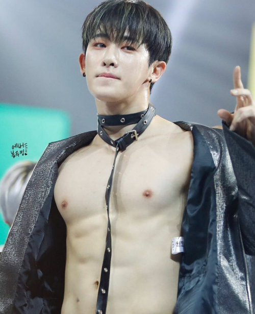 just7sec:Idols being shirtless #01 ♡Shin Hoseok - Monsta X