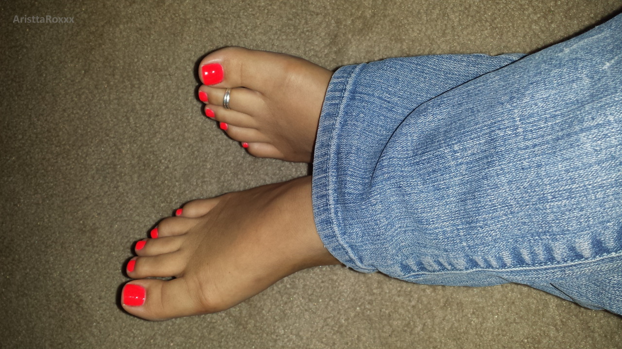 luv4hertoes:  aristtaroxxx:  Someone asked for new foot pictures. Enjoy the neon