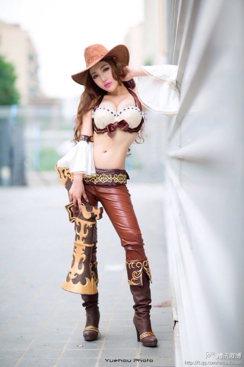 league-of-legends-sexy-girls:  Miss Fortune Cosplay http://lol.uuu9.com/201309/452933.shtml 