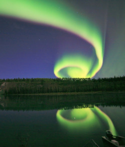 sci-universe:  Amazing aurora spiral captured