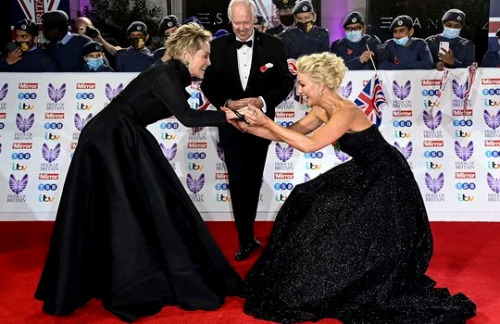 quillerqueen: SHARON STONE cuts an interview short to meet HANNAH WADDINGHAM on the Pride of Britain