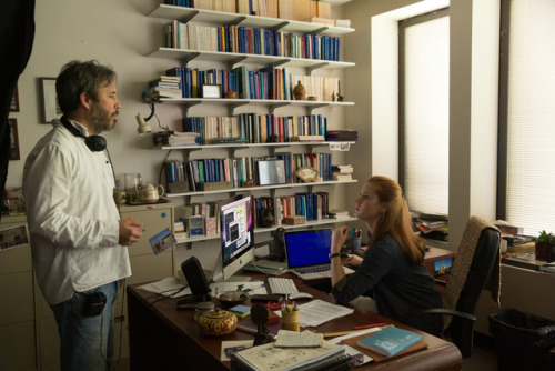  Denis Villeneuve with Amy Adams, Jeremy Renner and others while filming Arrival (2016)