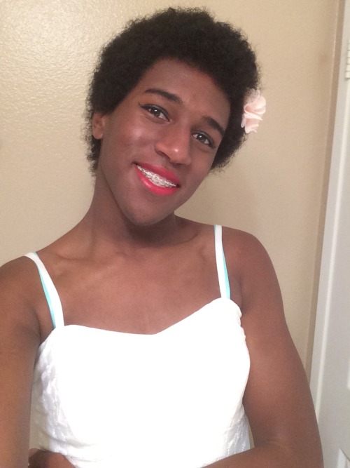 queerlove:  afatbabe:  scumbugg:  freeingalexandra:  soooooooo i got a new dress and i love it so much ❤️❤️❤️❤️❤️ also how’s my fro? X3 lovin’ my natural hair  You look so beautiful!!!  Seriously that last frame looks like it belongs