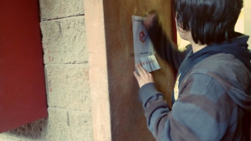 murallamuerta:  Se me olvidada, les quería compartir esta pequeña campaña social que realizamos esta semana que paso  en mi Instituto.  Pegamos unos cuantos “afiches” divertidos para alegrar a los demás de alguna forma.   También puedes ver esto