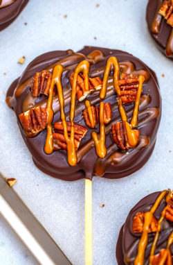 sweetoothgirl:  Chocolate Turtle Apples