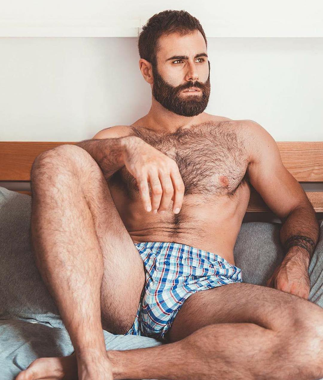 gerg14: DARK-HAIRED DREAMBOAT &amp; HE’S GOT LEGS (AND HE KNOWS HOW TO USE