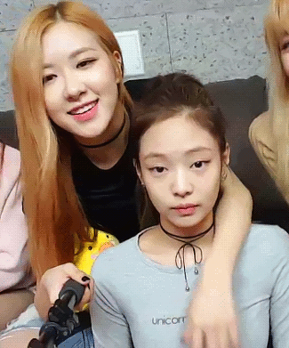 blackpinksy:  ok but do you guys see how smooth Rose is?