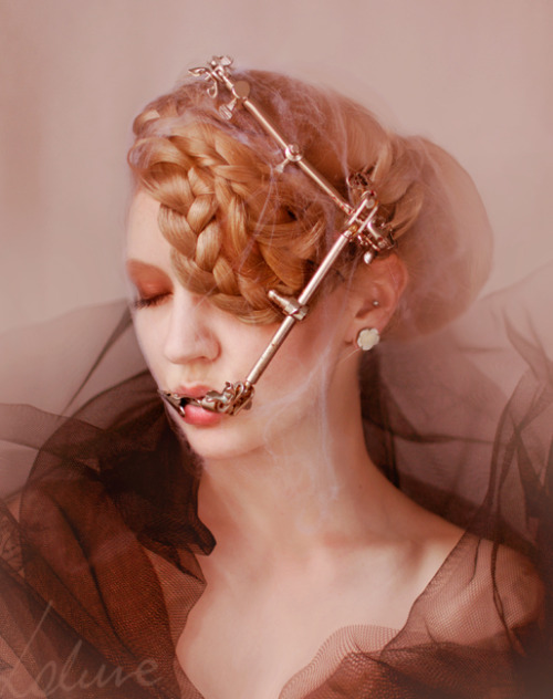 ianbrooks:  Macabre Makeup by Miss Lakune They say beauty is in the eye of the beholder, though sometimes it’s just an empty socket. Lakune’s elaborate makeup designs must surely resemble the kind of looks tormented souls ask for in the salon at the