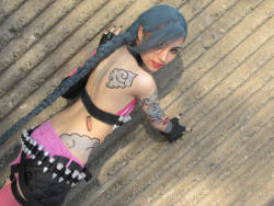 league-of-legends-sexy-girls:Jinx Cosplay