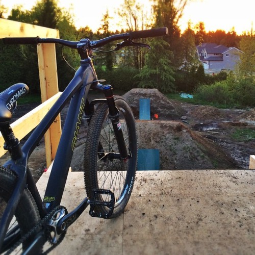 blackboxlabs: Fun day riding my new @giantbicycles STP at my jumps • @chromagbikes @alexrims_aclass_