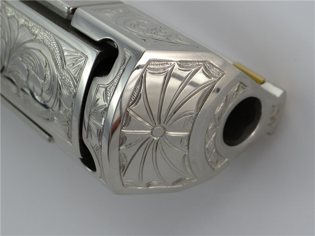 cavalier-renegade:  gunrunnerhell:  Desert Eagle Custom engraved Desert Eagle in