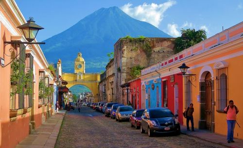 Street colors in Antigua / Guatemala (by micheleongaro).