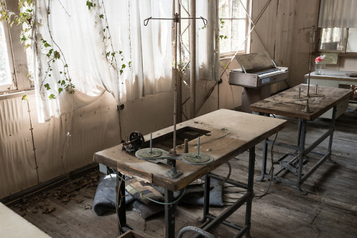 工場に転用された廃校Abandoned school