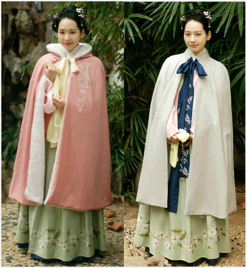 fuckyeahchinesefashion: Traditional Chinese clothes, hanfu. Type: Doupeng斗篷（embroidered cloaks). Mad