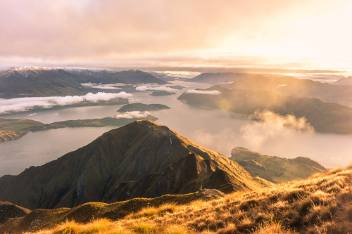 rockingshelf: 7 am in the morning to watch the sunrise over wanaka from mt. Roy. 