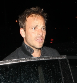 gatesofgayskull:Stephen Dorff pissing–#4 is the one where you can actually see his cock.